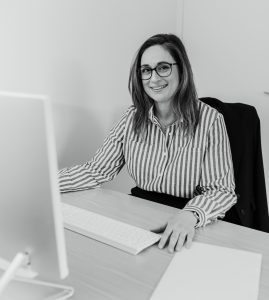 portrait Cécile MARCYNIUCK responsable administrative